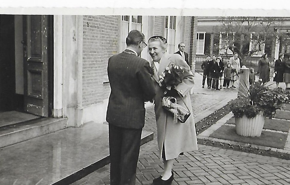 Zilveren Jubileum Juffrouw Van Der Sterren 1957 Met Burgemeester Hoefsloot Van Udenhout