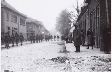 Pastoor Van Beugenstraat 1944  Engelse Soldaten Bevrijden Oisterwijk  Fotograaf Onbekend Collectie Regionaal Archief Tilburg 57734