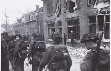 Pastoor Van Beugenstraat 1944  Engelse Militairen Trekken Door Oisterwijk  Fotograaf Onbekend Collectie Regionaal Archief Tilburg 57735
