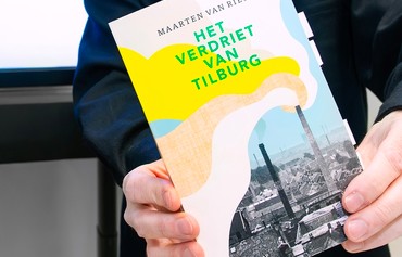 Maarten Van Riel Met Boek Foto Maria Van Der Heyden Lr Detail Boek