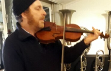 Max Spelend Op Zijn Van Gorp Viool