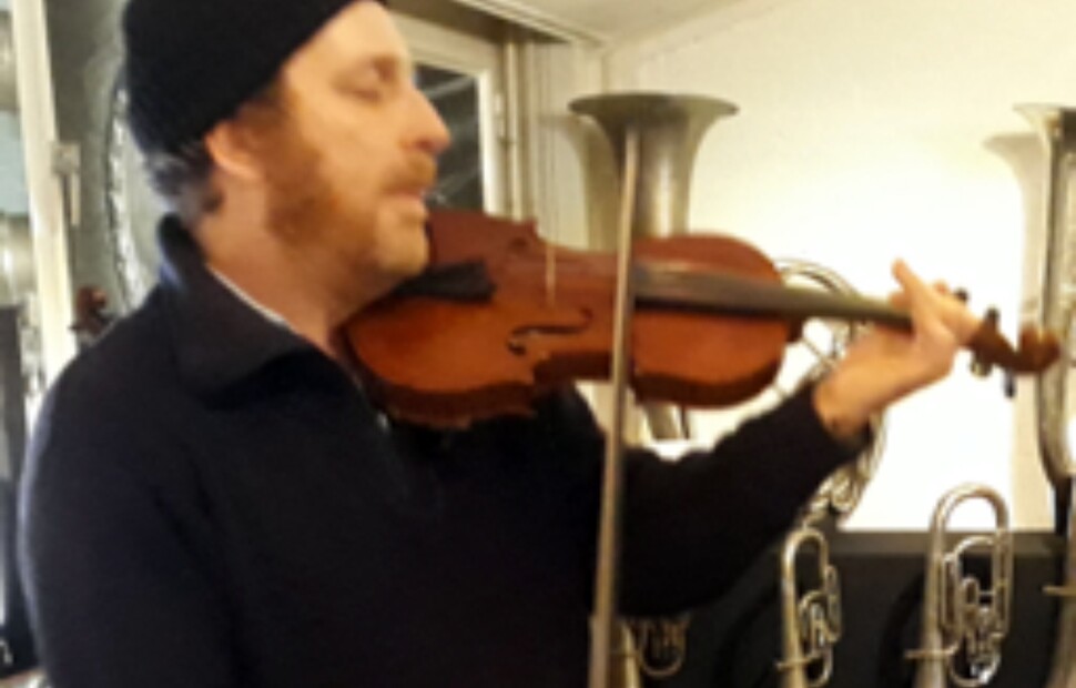 Max Spelend Op Zijn Van Gorp Viool